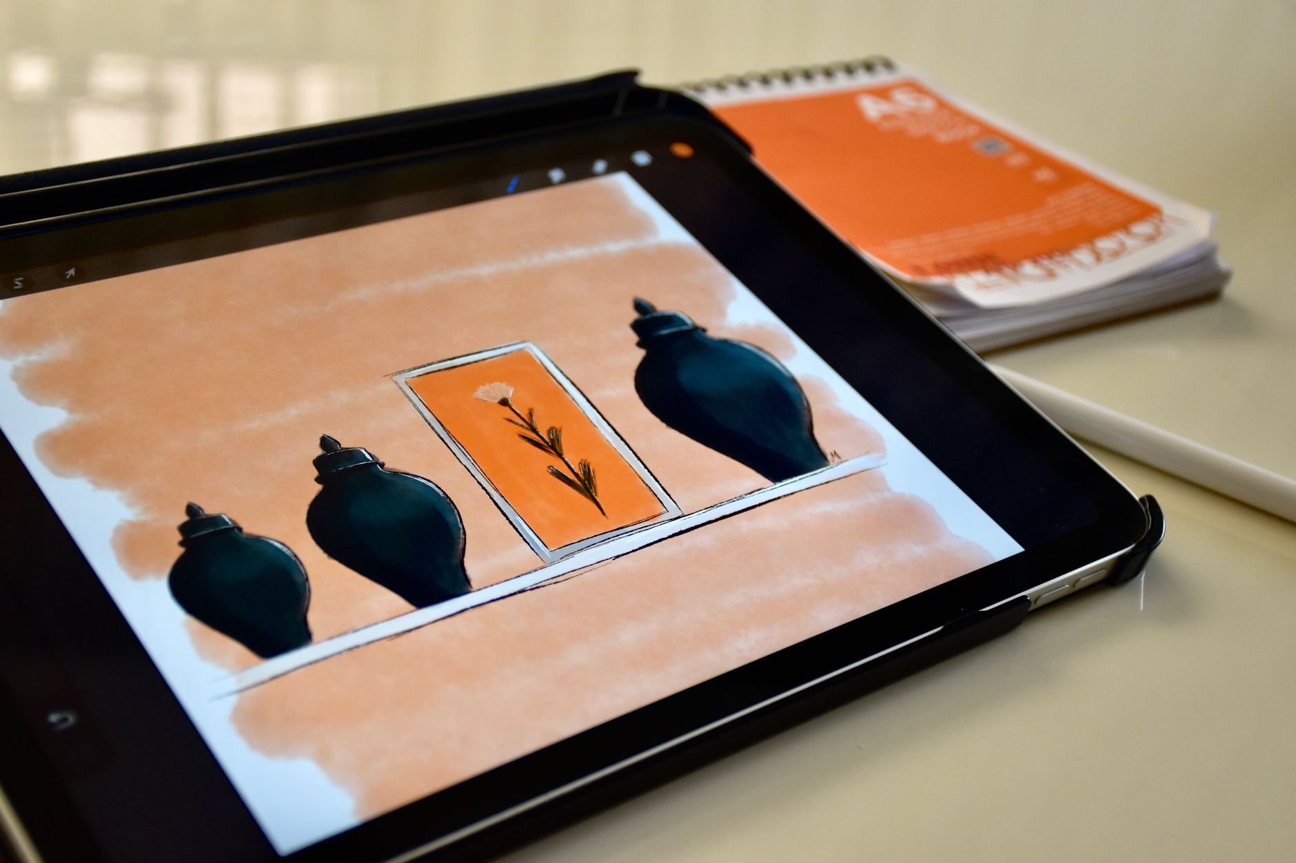 Planner digital con bocetos y notas en tableta con lápiz óptico